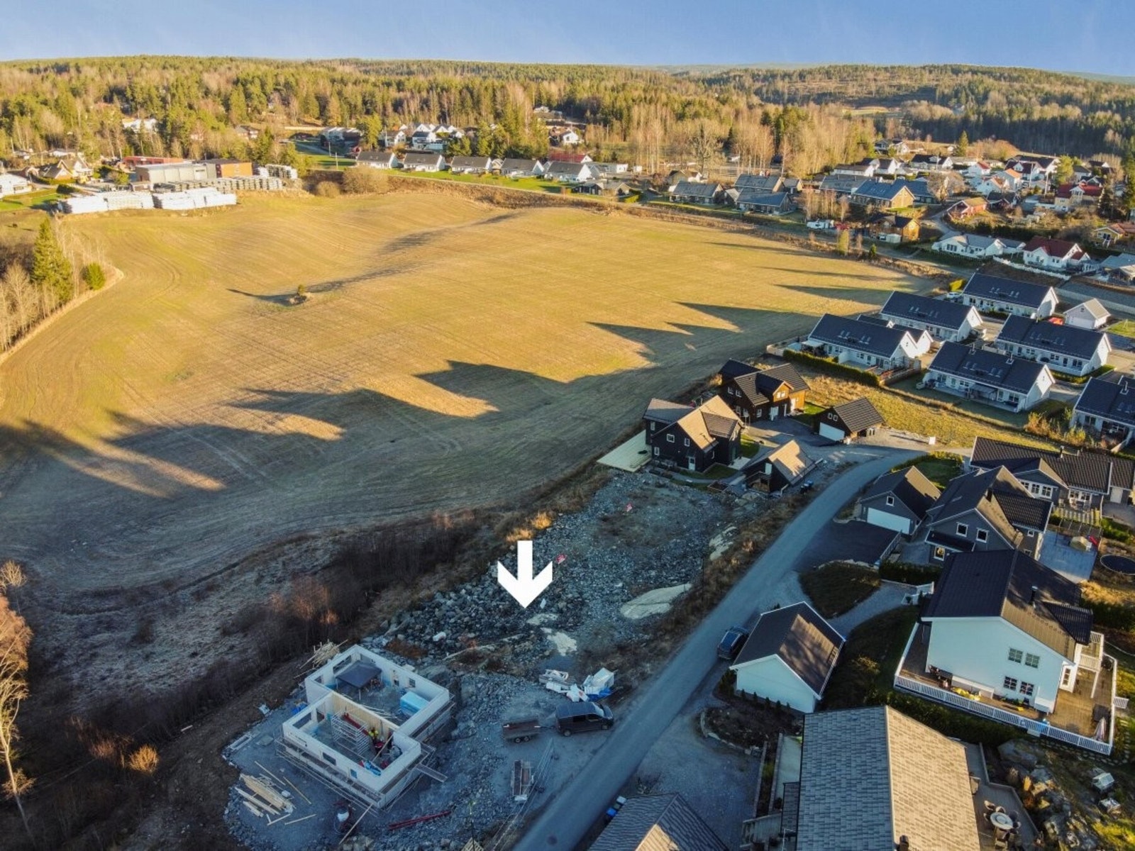 Tomten ligger i et rolig, familievennlig og landlig boligområde i Hølen i Vestby Kommune. Galleribilde