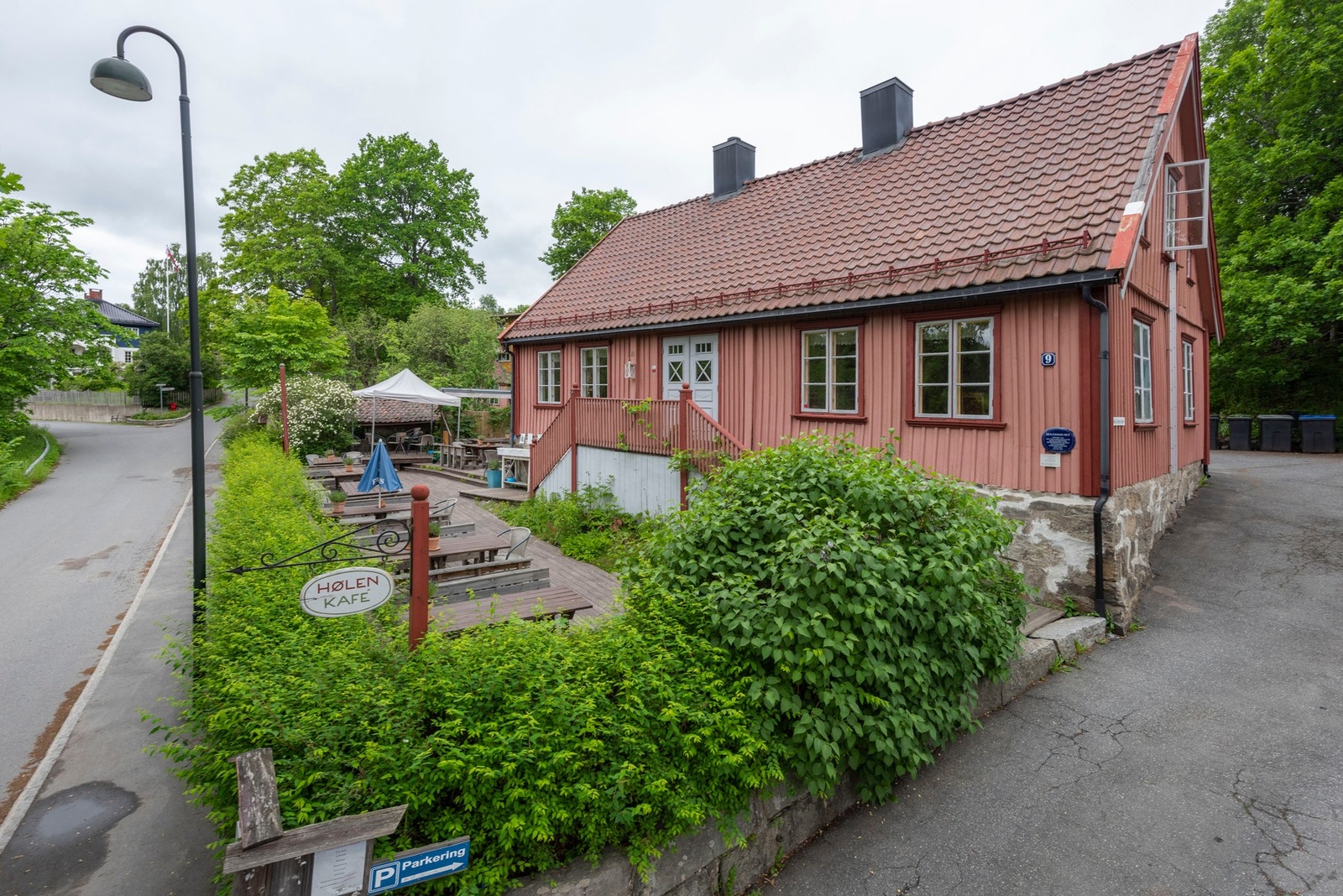Hølen kafè er et populært samlingspunkt. Galleribilde