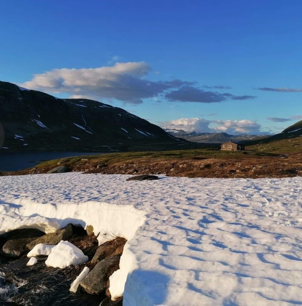 Våren kommer med utsikt mot Jotunheimen. Galleribilde