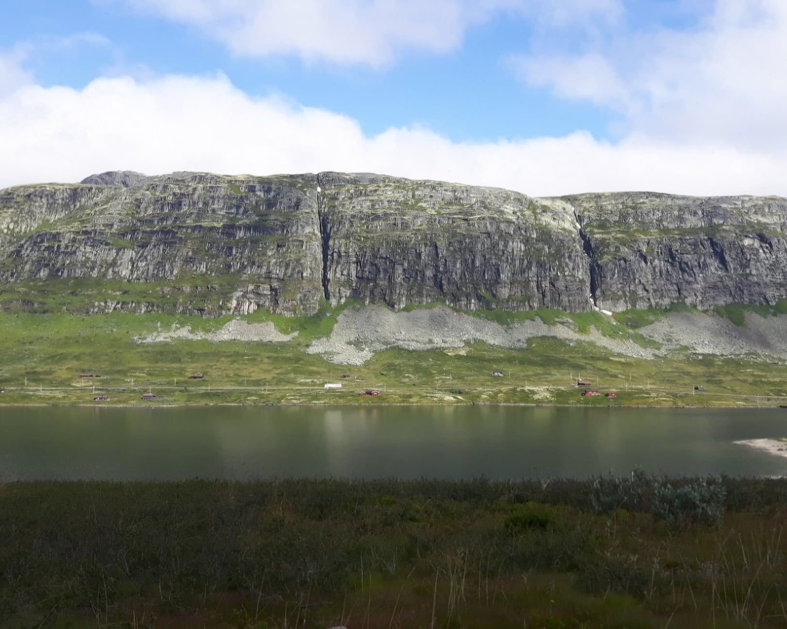 Mannsbergi speiler seg i Torolmen Galleribilde