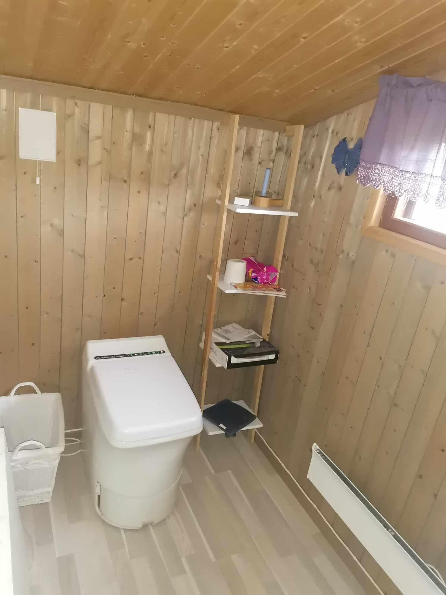 Toalettrom med Cinderella forbrenningstoalett Galleribilde