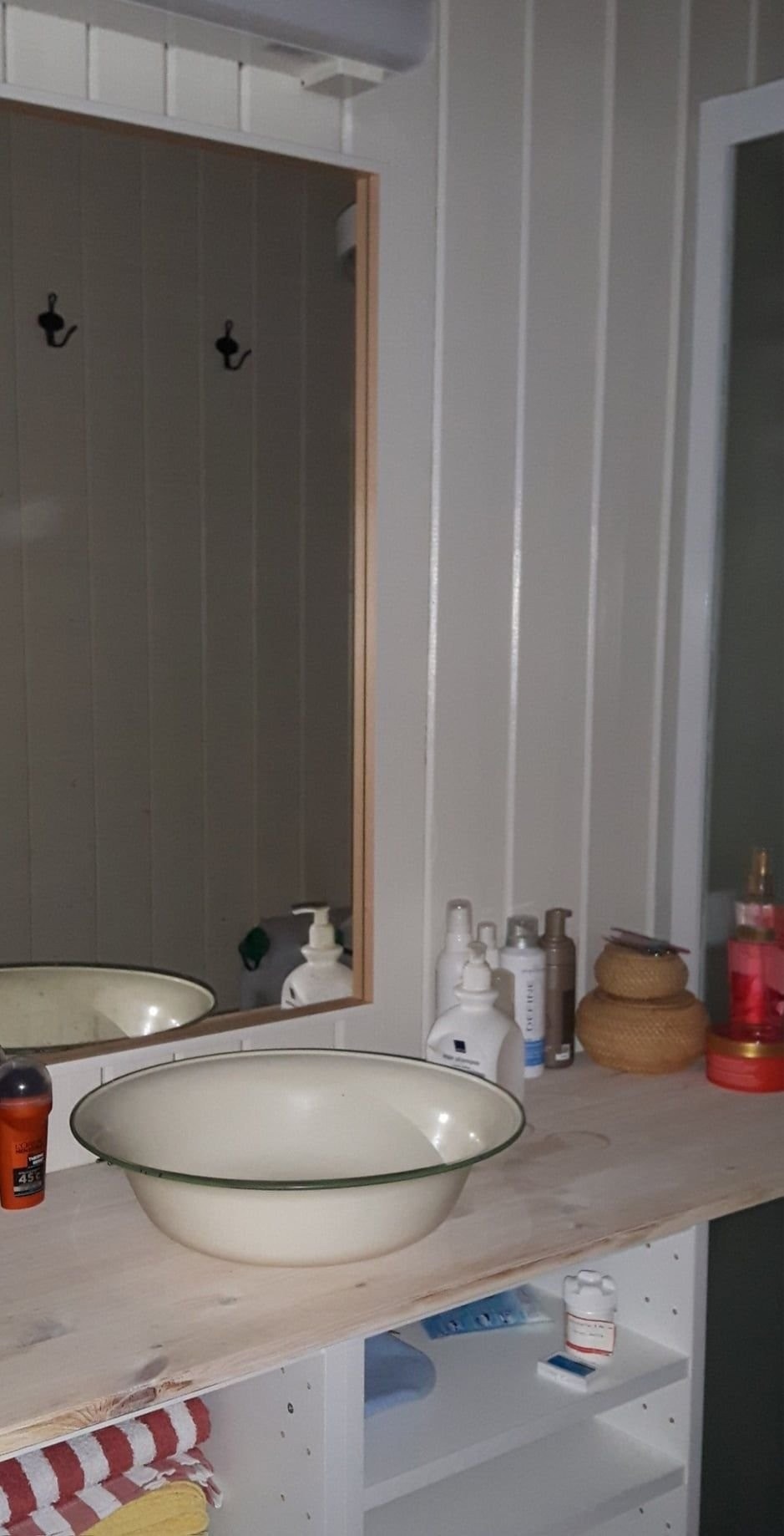 "Baderom" med vaskeservant og dusjkabinett Galleribilde