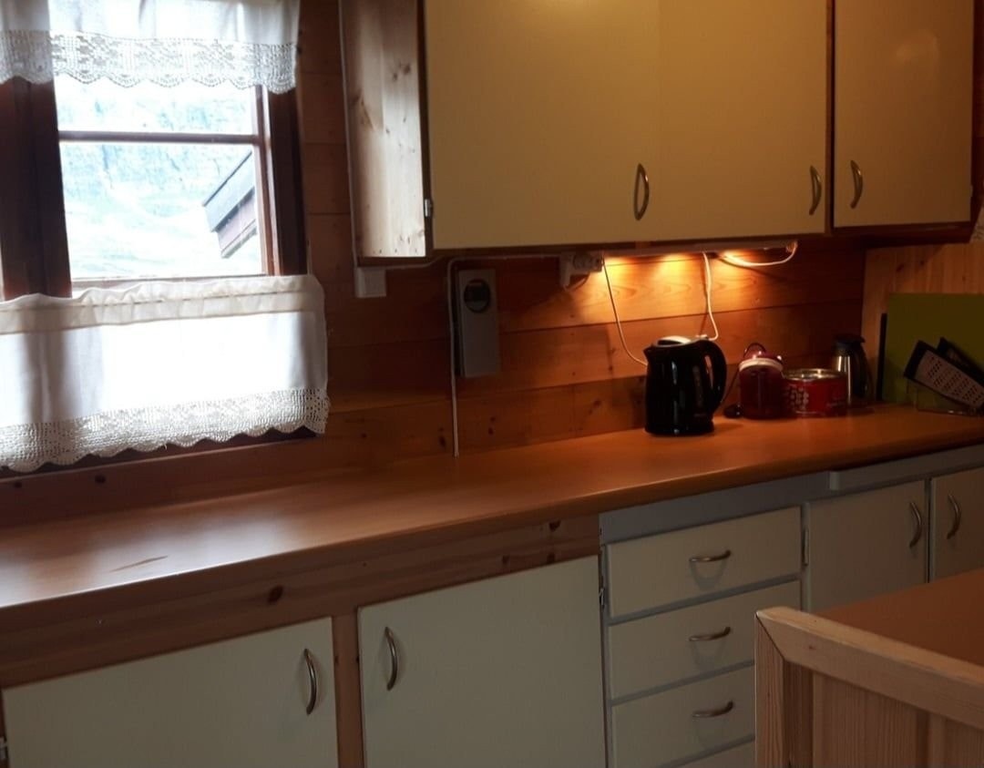 Kjøkkenbenk med skuffer og skap Galleribilde