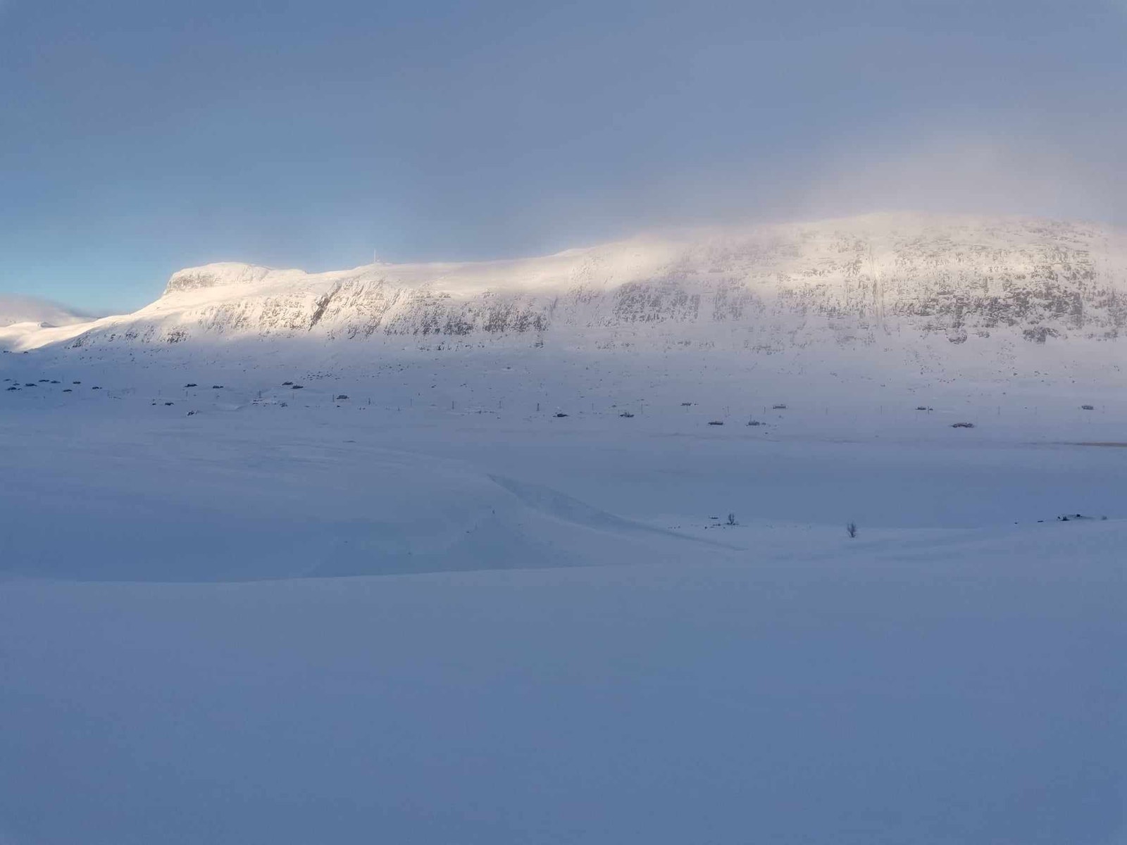 Utsikt mot nord - Mannsberget midt i med Torolmen i front Galleribilde