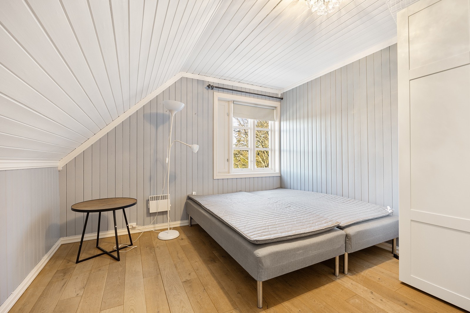 Boligen har fire koselige soverom i 2. etasje. Tre av rommene er byggemeldt som soverom og det siste som stue. Galleribilde