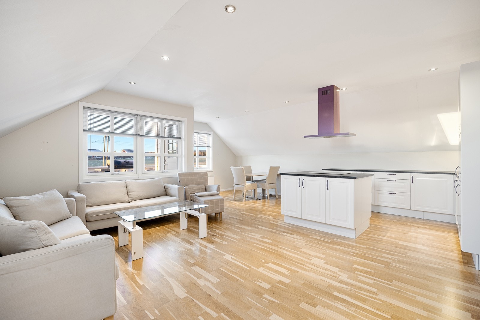 Kjøkkeninnredningen har lysmalte fronter med profil, laminert benkeplate med nedfelt kum og fliser på vegg i området ved oppvaskkummen. Galleribilde