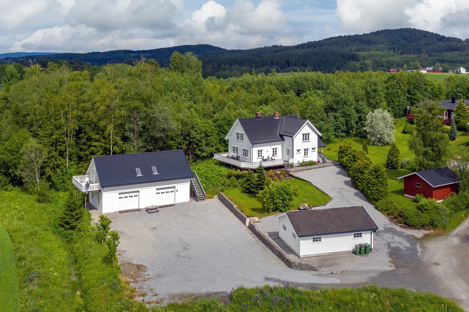 Velkommen til Rakkestadveien 50! En landlig beliggende eiendom med verkstedbygning/stor garasje, dobbel garasje i tillegg og uthus. Galleribilde