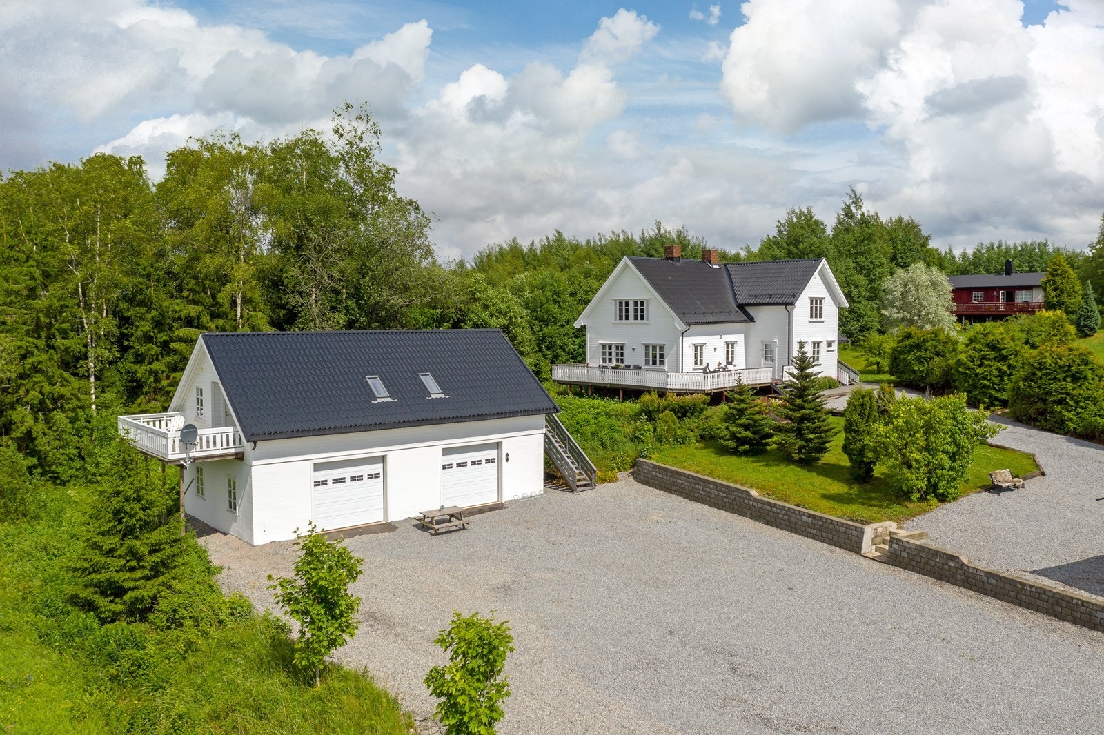 Meget gode parkeringsforhold og stor isolert garasje/verksted med kontorer i 2.etg. Galleribilde