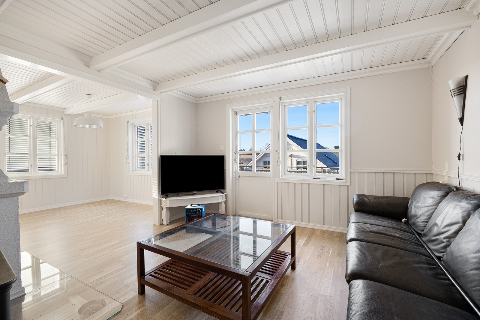 Her er det plass for både spisebord og sofagruppe. Galleribilde