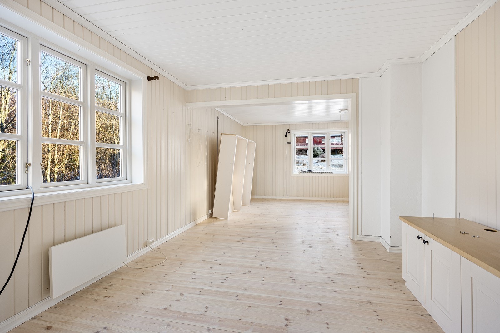 Stuen har samme lyse, vennlige fargevalg som kjøkkenet. Flere vinduer gjør det hele lyst og luftig. Galleribilde