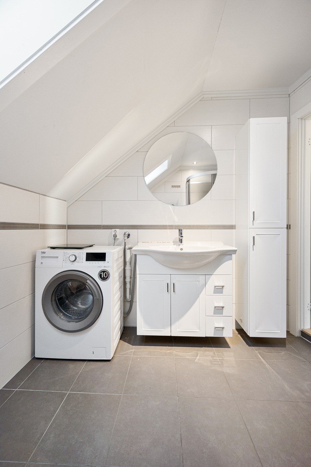 Badet har flislagte overflater, varme i gulvet, overlysvindu og mekanisk avtrekk. Galleribilde