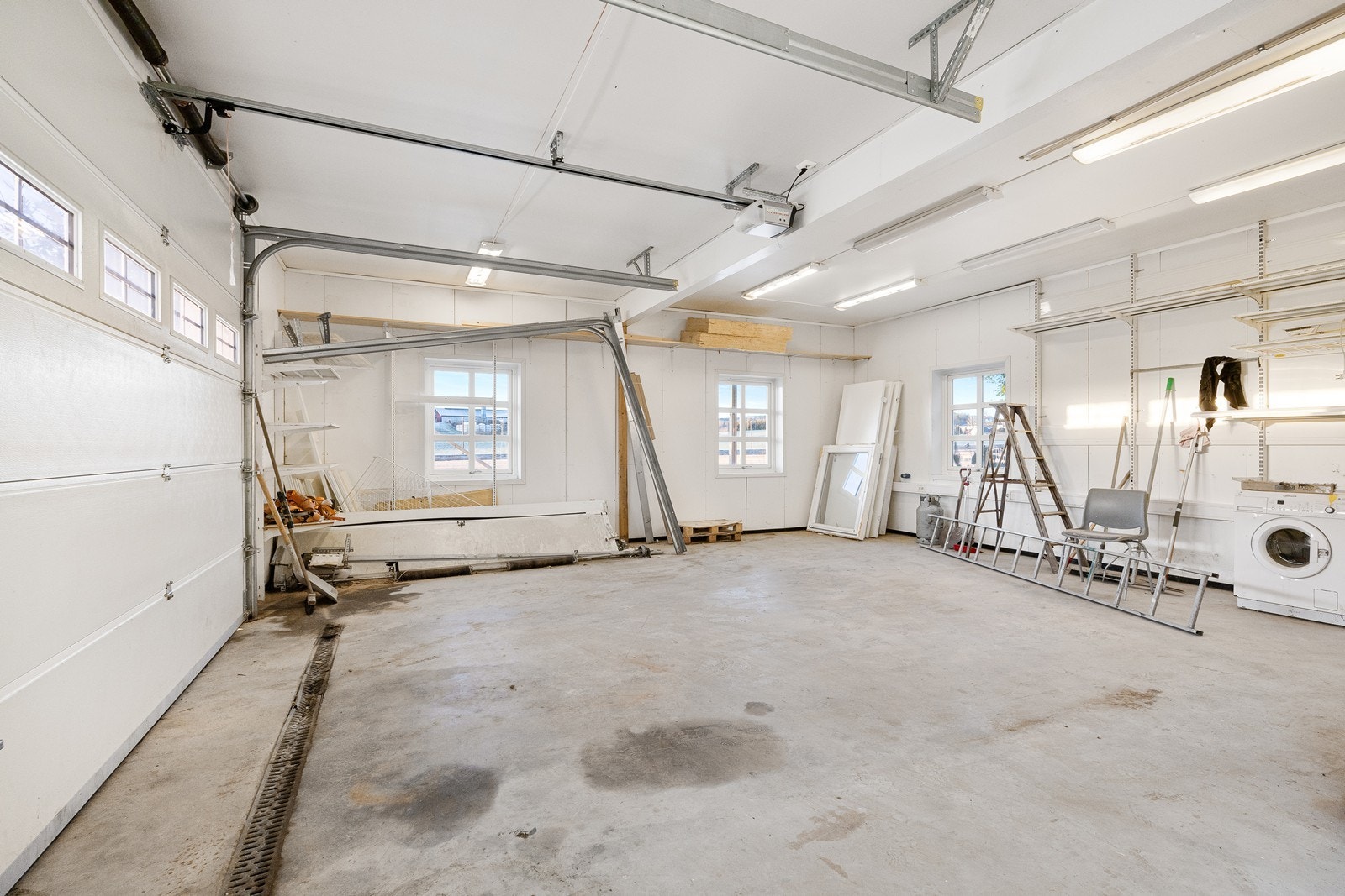 Garasjen har ett stort garasjerom, et innredet rom og et bad/vaskerom i første etasje. Galleribilde
