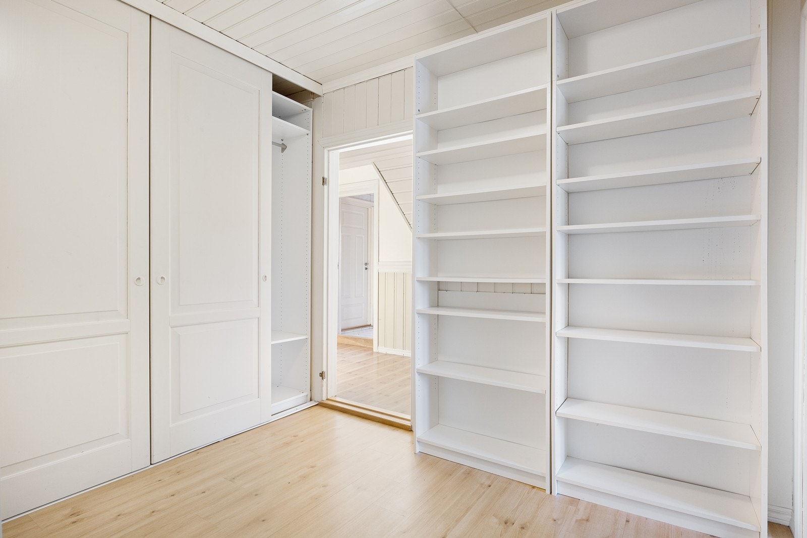 Et av rommene i 2. etasje er innredet med diverse garderobeløsninger. Galleribilde