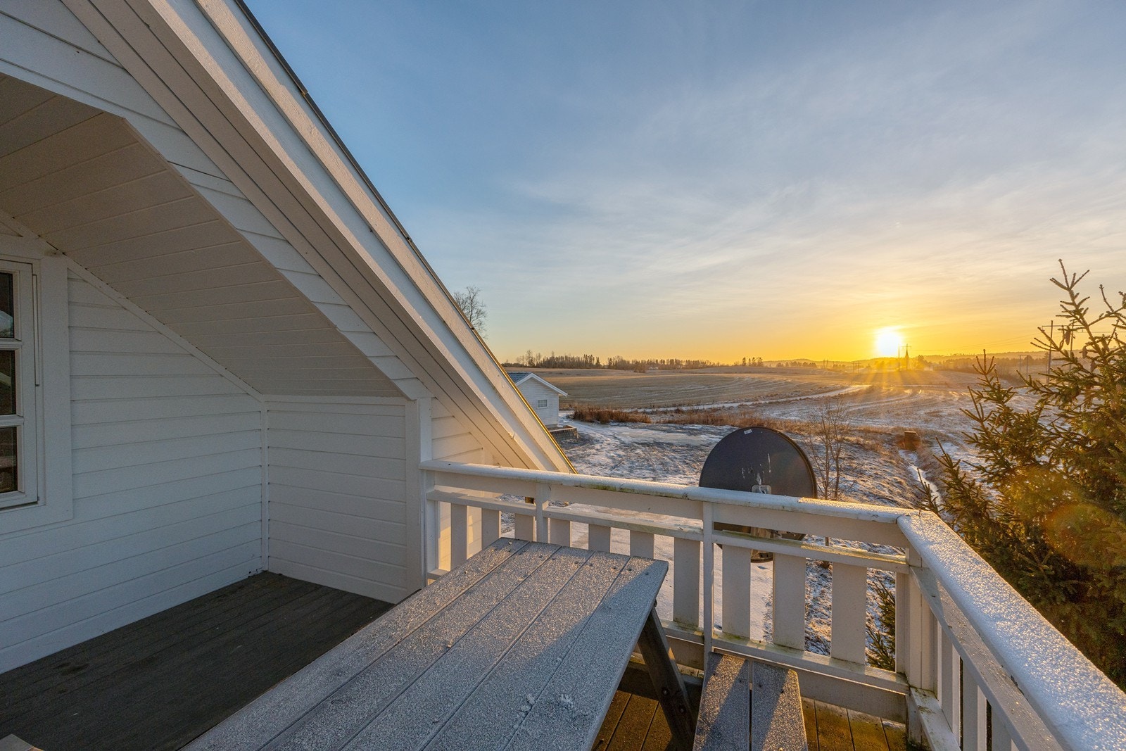 Fra terrassen er det nydelig utsikt over vakkert kulturlandskap. Galleribilde