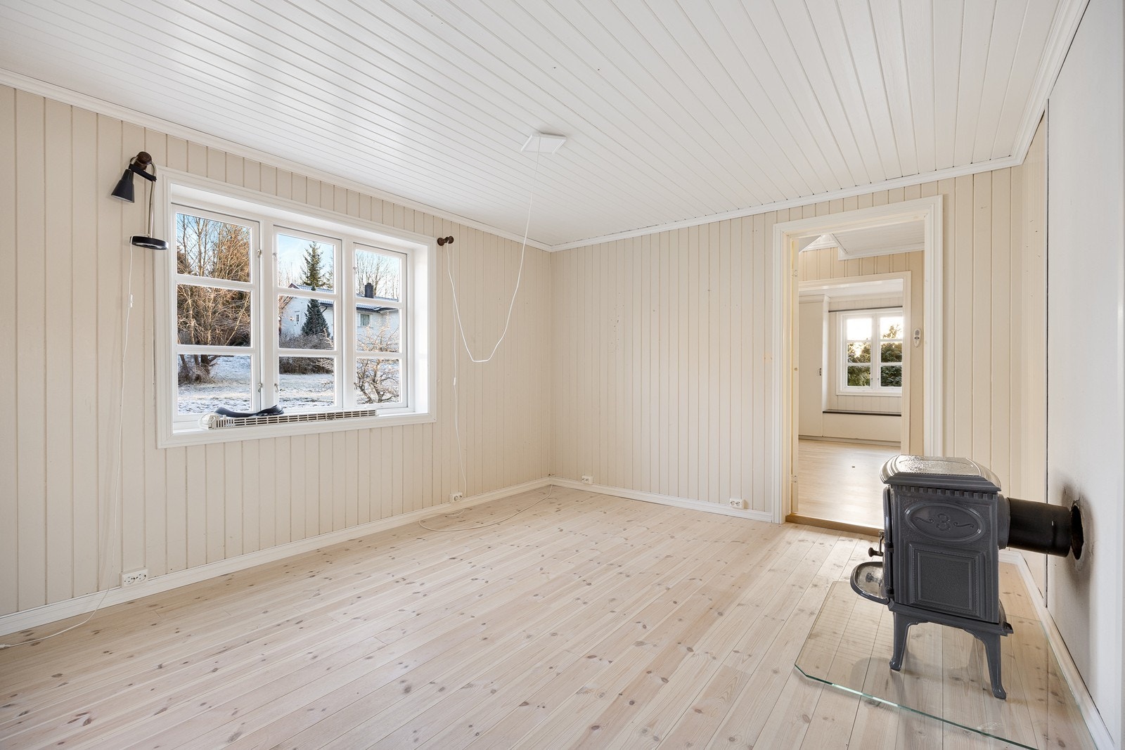 Stuens utforming skaper fleksibilitet med tanke på møblering og det er satt inn en vedovn for ekstra varme. Galleribilde