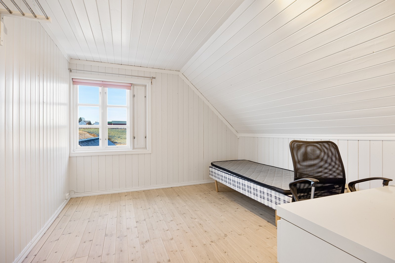 Vinduene er for smale slik at etasjen ikke har godkjente rømningsveier og nok dagslysflate. Galleribilde