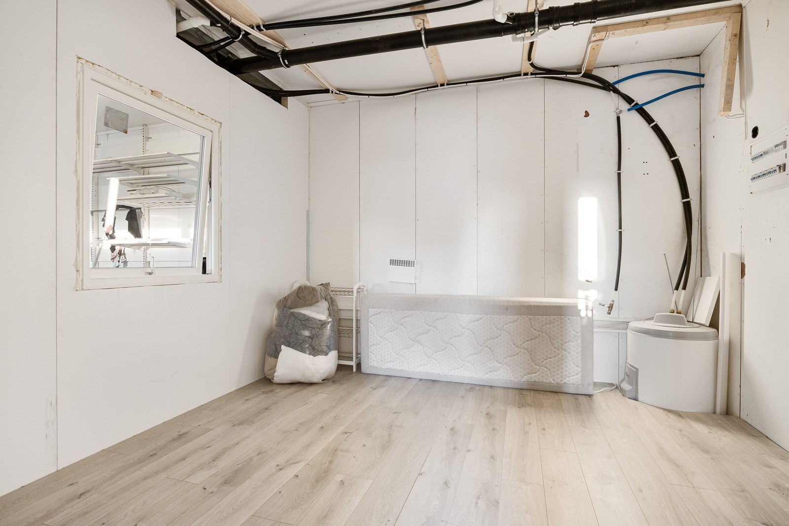 Innredet rom i garasjen. Galleribilde