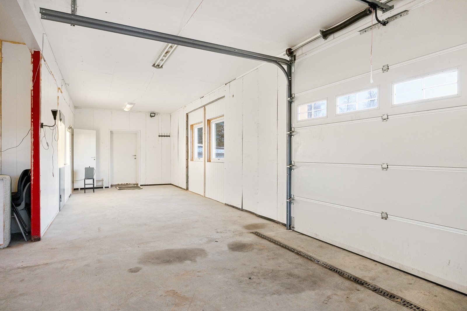 Garasjen har tilgang via en leddport og en ytterdør. Galleribilde