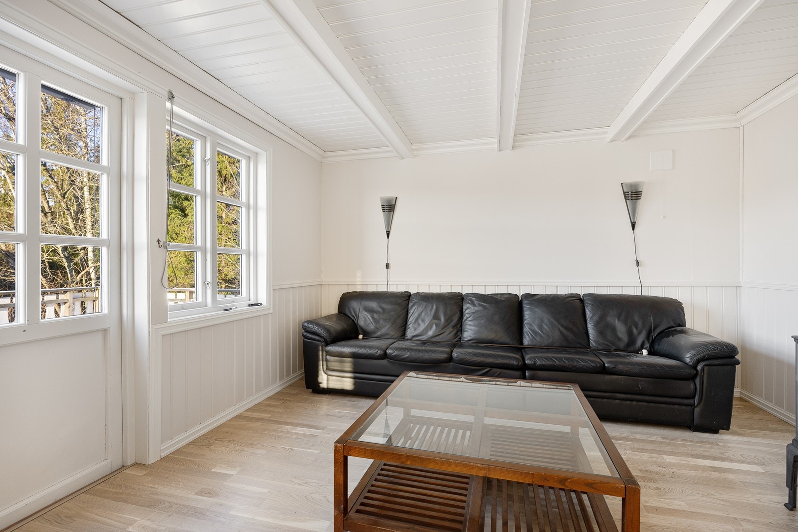 Fra denne delen av stuen er det utgang til terrassen som strekker seg over to sider av boligen. Galleribilde