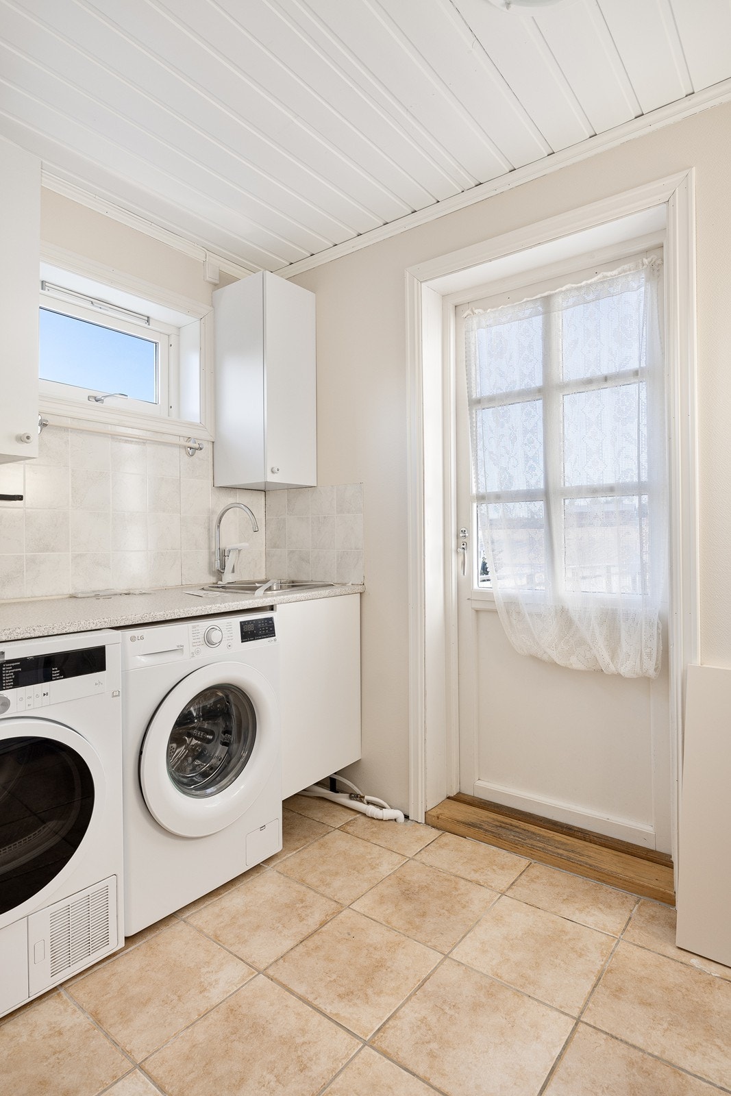 Vaskerommet ligger i 1. etasje og har utgangsdør til terrassen. Galleribilde