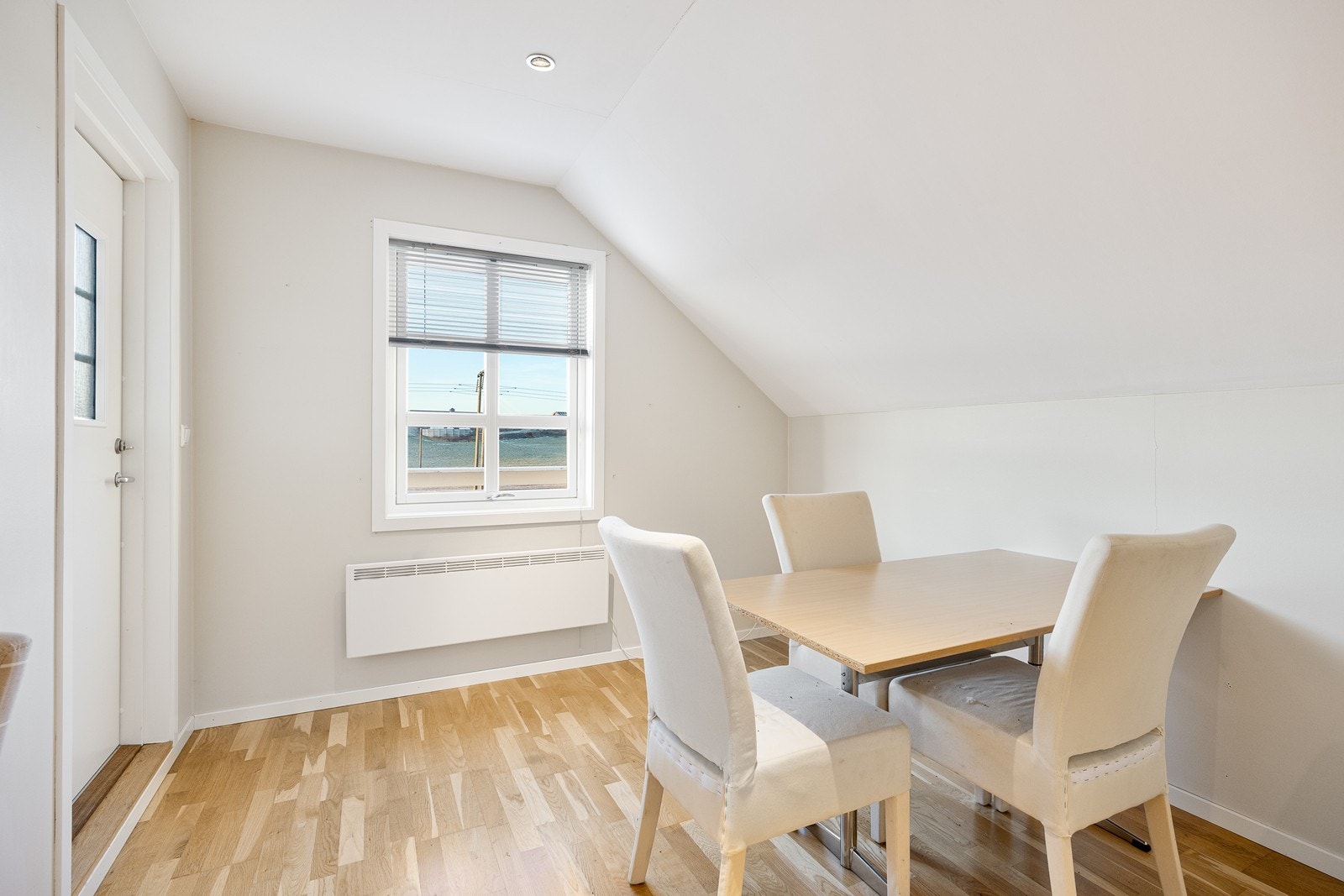 Rommet har utgang til en vestvendt terrasse. Galleribilde