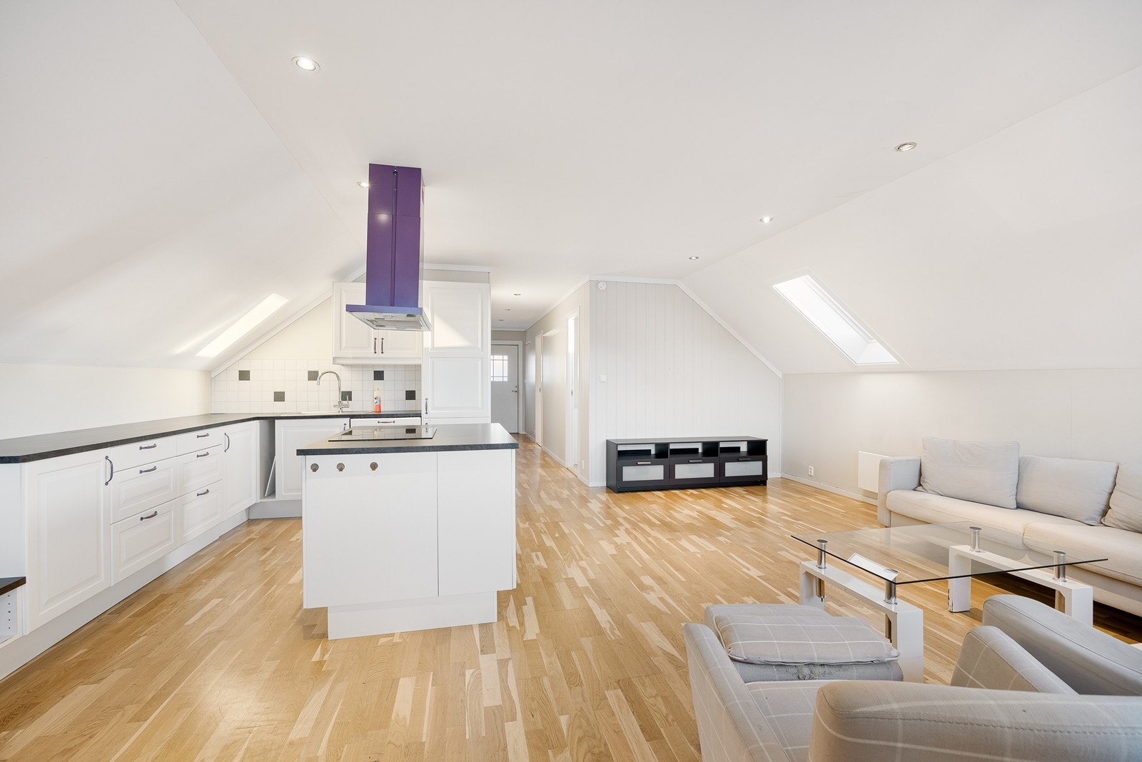 Loftet har bl.a. bad og flere innredede rom hvorav ett med kjøkkeninnredning. Galleribilde