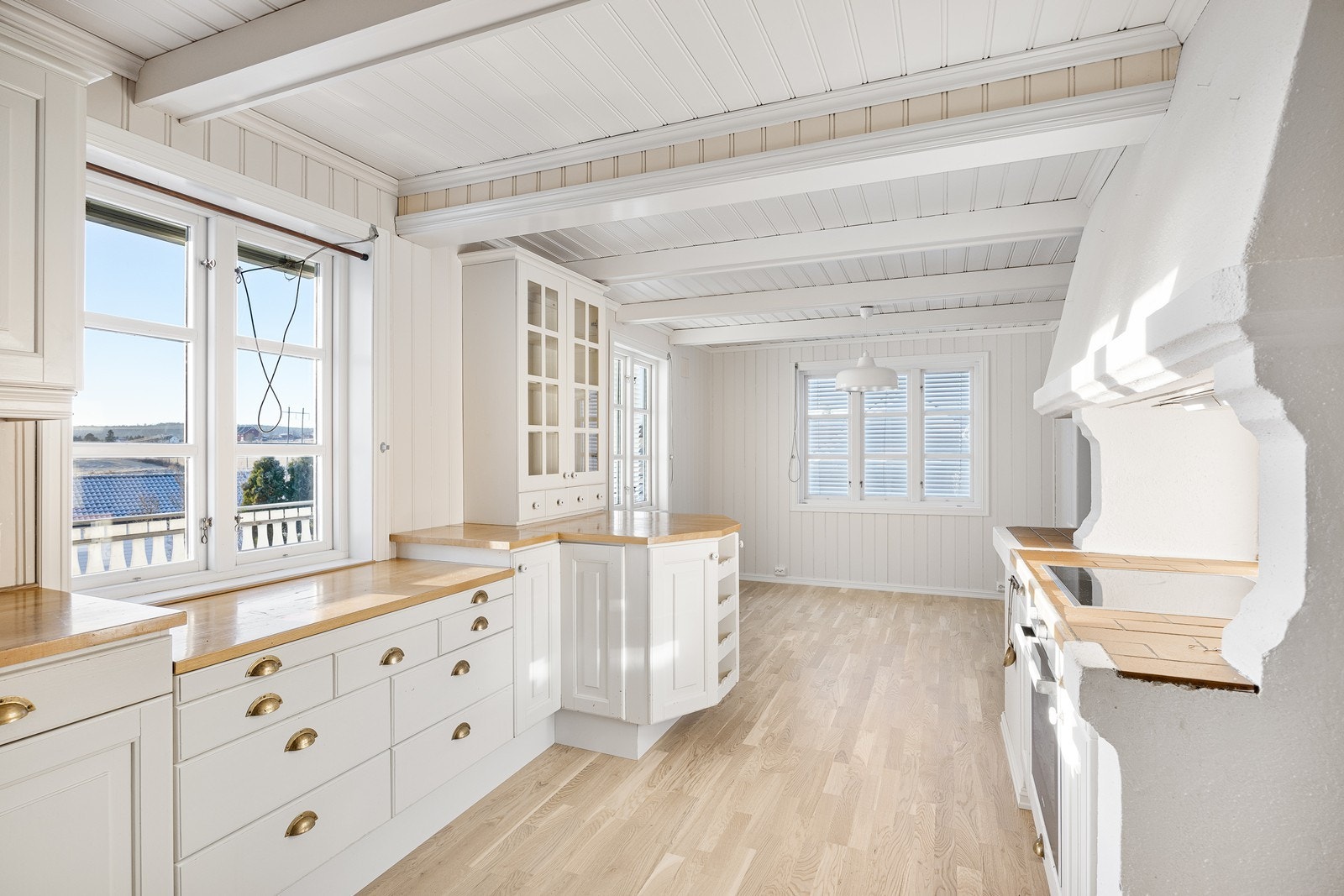 Hvitevarer består av integrert stekeovn, koketopp og oppvaskmaskin, samt ventilator i del av den murte gruen. Det er avsatt plass til kjøleskap. Galleribilde