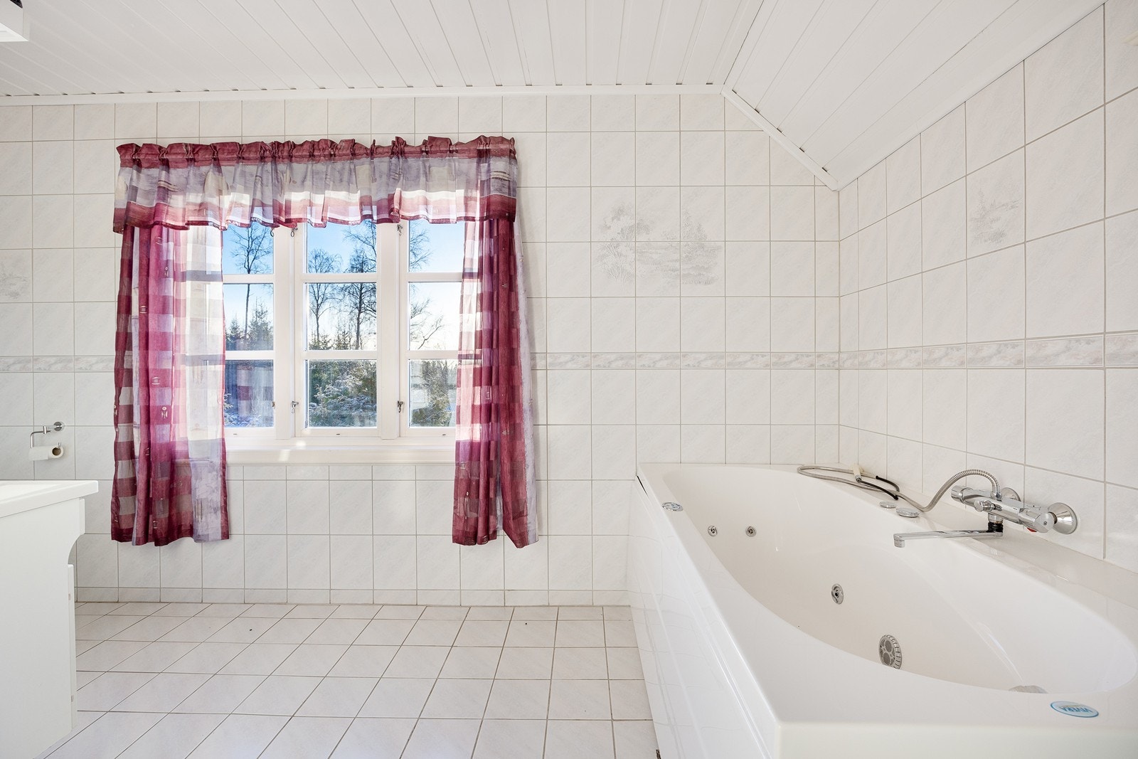 Badet har gulvmontert toalett, dusjkabinett og et frittstående badekar. Galleribilde