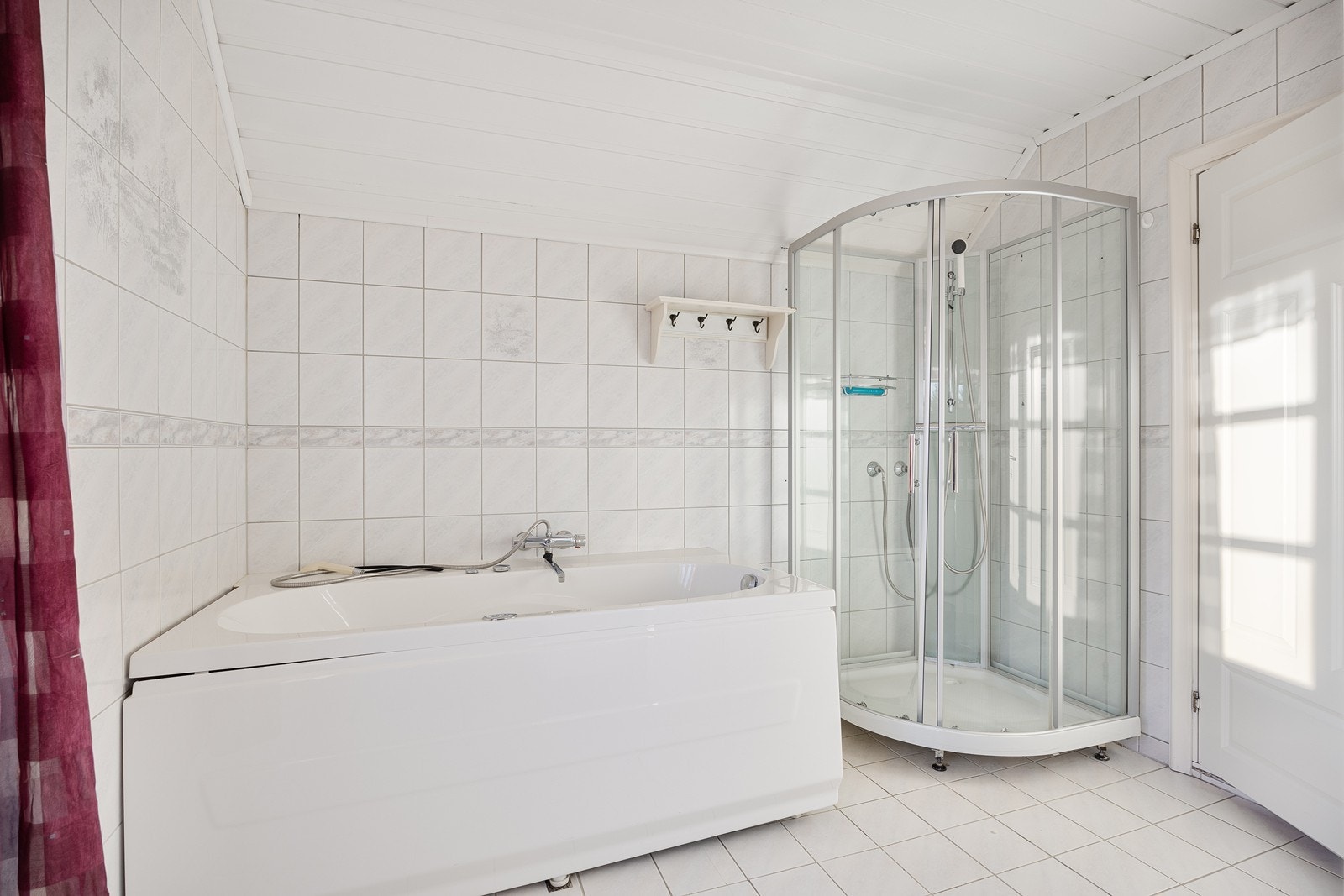 Våtrommene i boligen holder standard fra 90-tallet og det bør påregnes renovering. Galleribilde