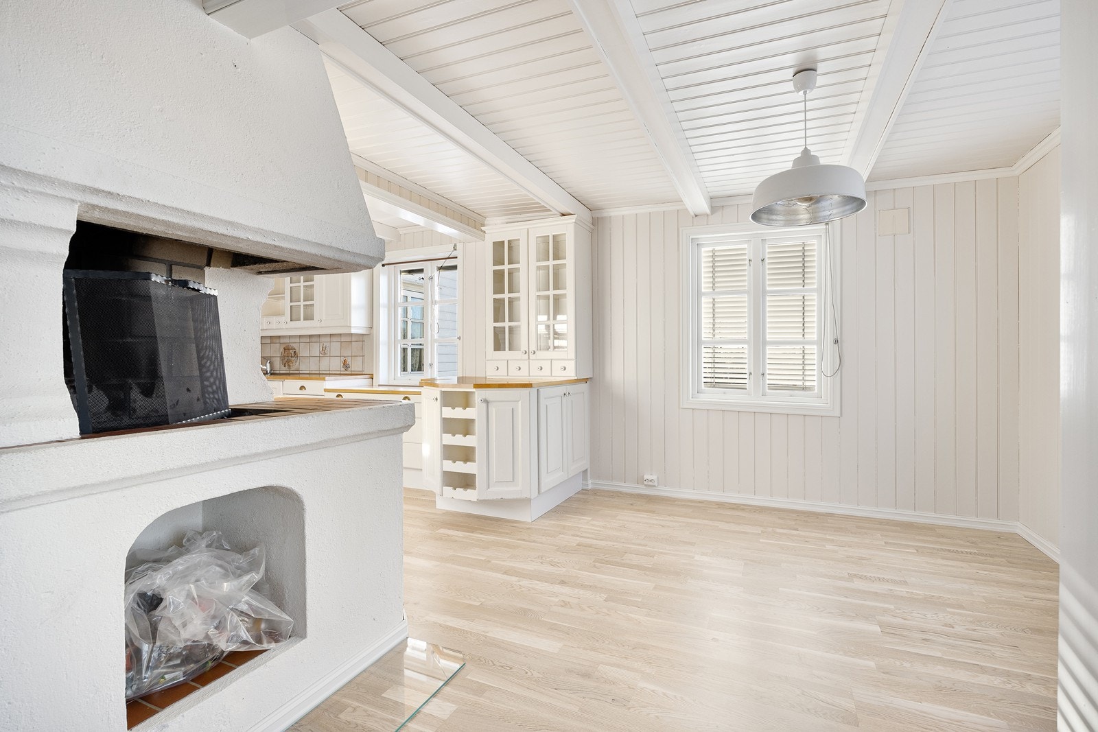 En av stuene ligger i åpen løsning med kjøkkenet og gjør rommene til et naturlig samlingspunkt. Galleribilde