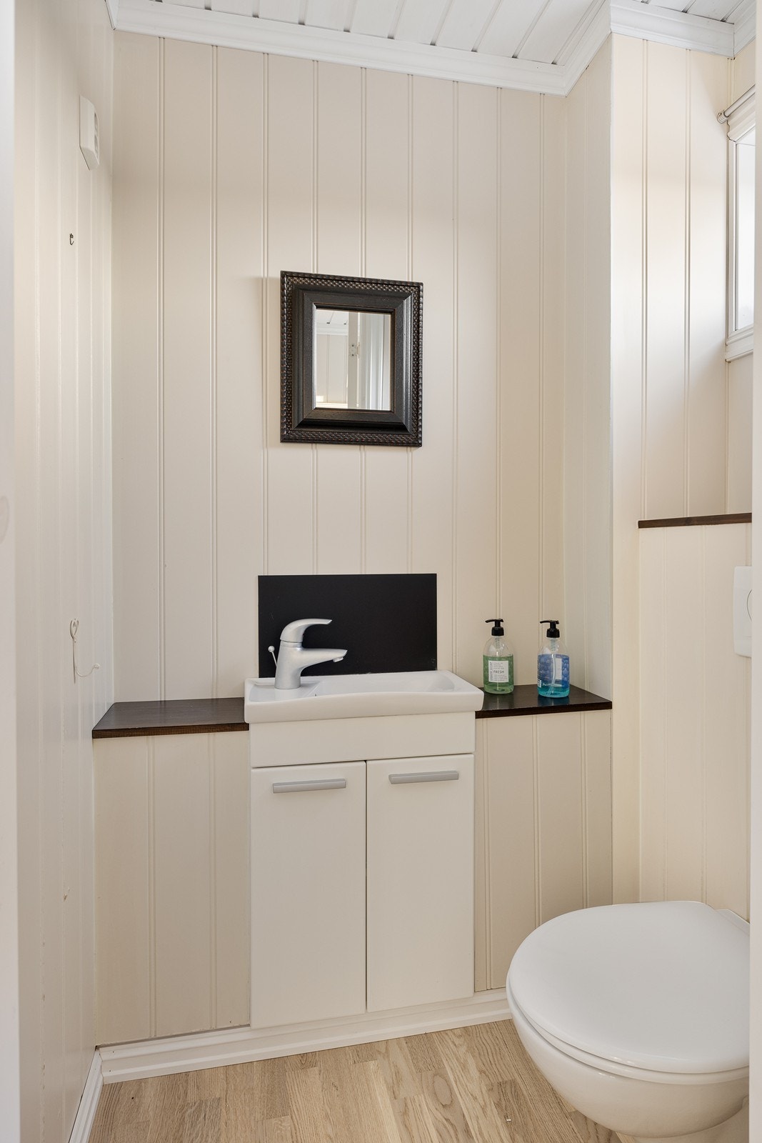 Boligen har et toalettrom i 1. etasje og med adkomst fra entreen. Galleribilde