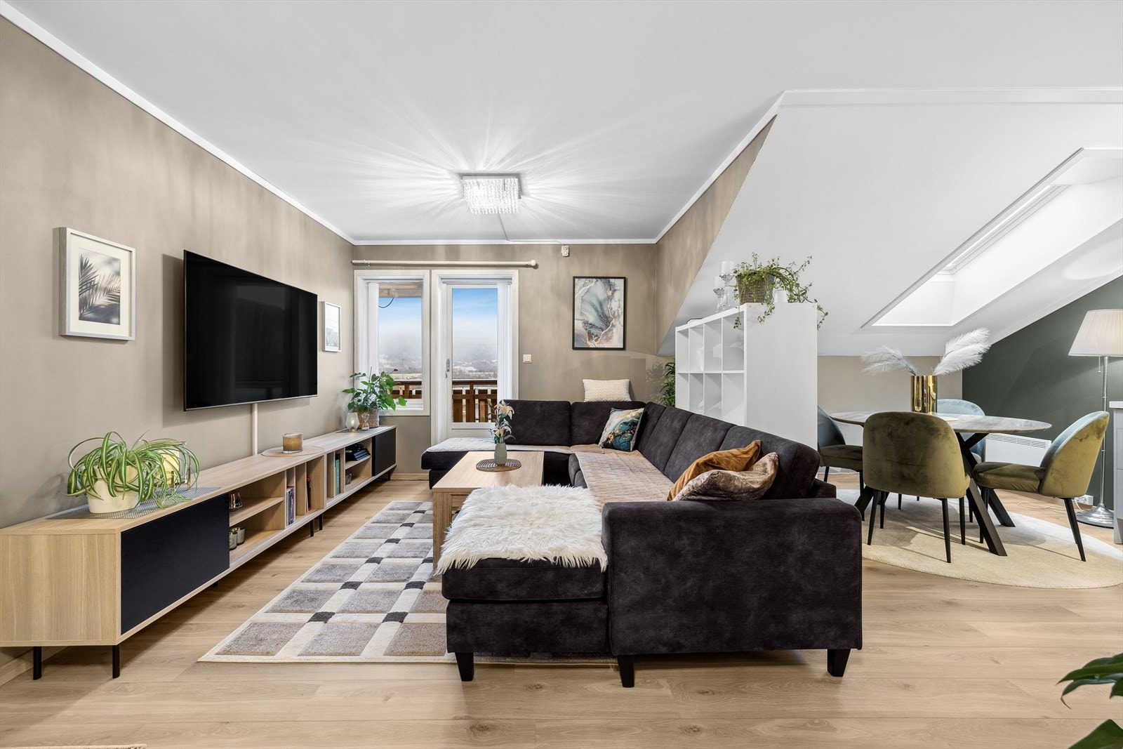 Romslig stue med utgang til balkong på ca. 12 kvm Galleribilde