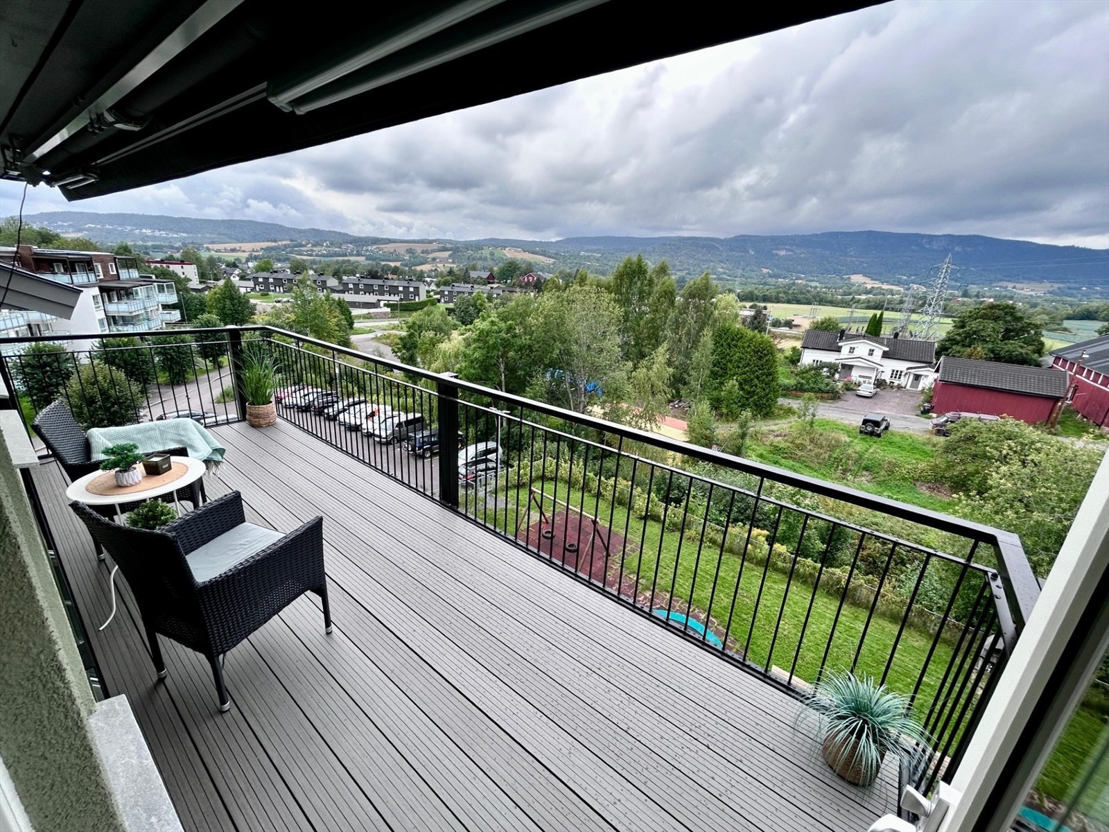 Selgers privatebilde etter ferdigstillelse av balkongen. Her kan man nyte en lang solgang over Lierdalen. Galleribilde