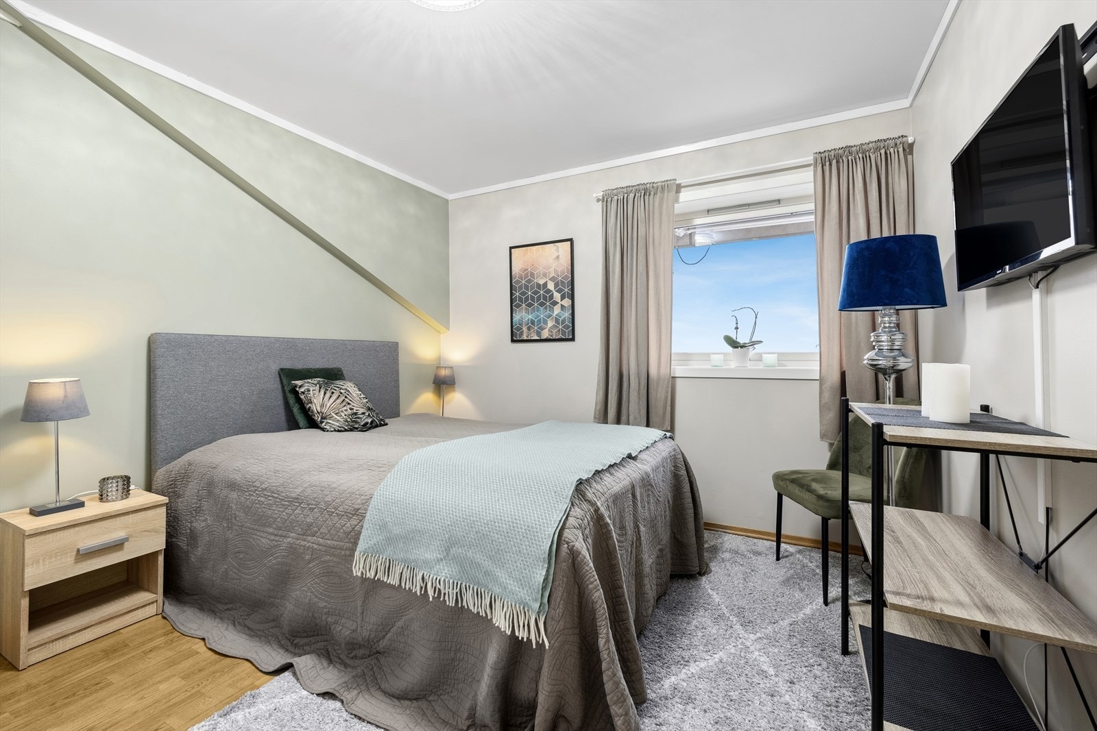 Romslig hovedsoverom med god plass til diverse soveromsmøblement Galleribilde