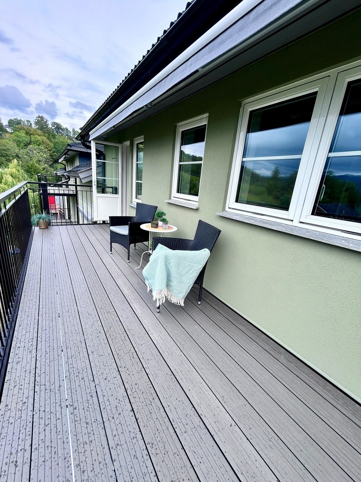 Selgers privatebilde etter ferdigstillelse av balkongen. Balkongen har elektrisk markise (styres med fjernkontroll) med vindsensor. Galleribilde