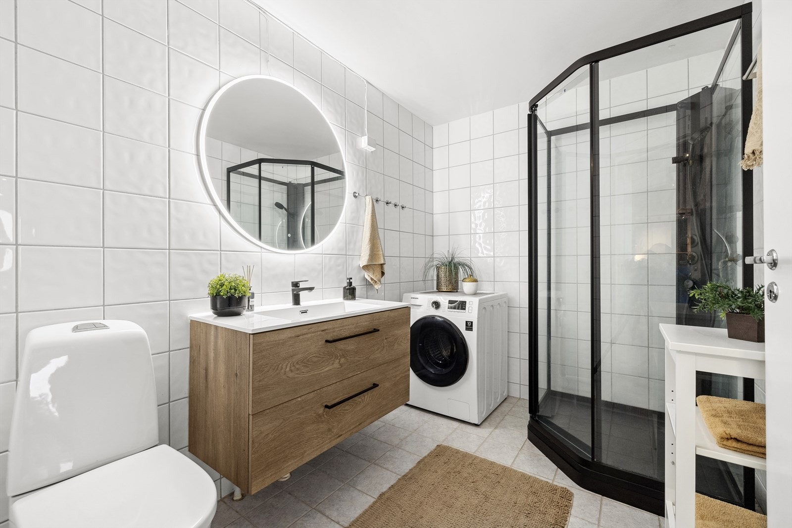 Delikat baderom som er oppgradert i 2023 med nytt dusjkabinett, toalett, servant og speil. Galleribilde