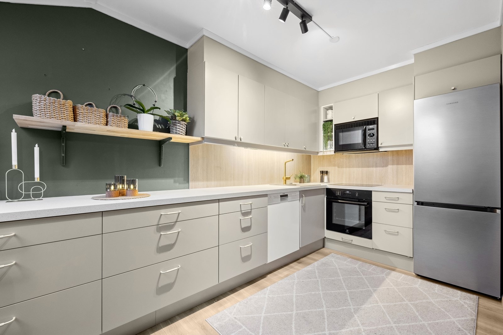 Kjøkkenet har oppvaskmaskin, stekeovn og micro. Særs god benk-og skapplass! Galleribilde