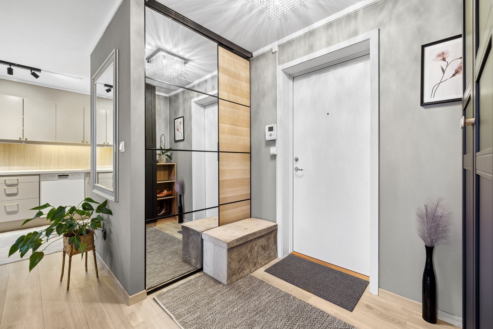 Entré med skyvedørsgarderobe Galleribilde