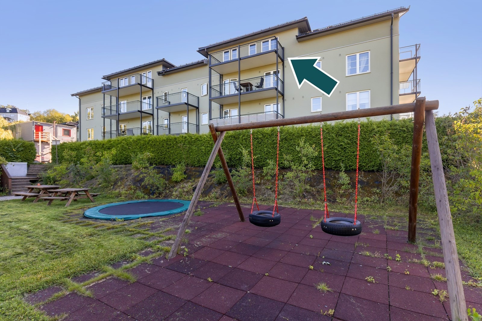 Borettslaget har pene fellesområder med grillplass, trampoline og huskestativ for de minste! Galleribilde