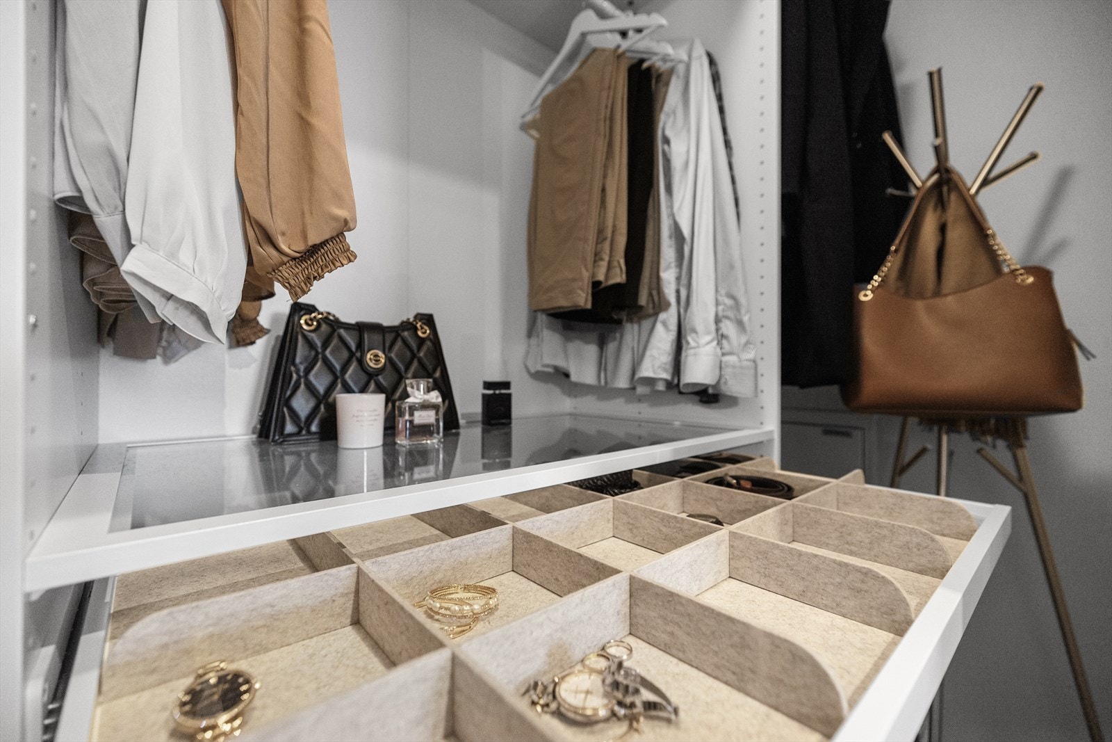 Detalj garderobeskap Galleribilde