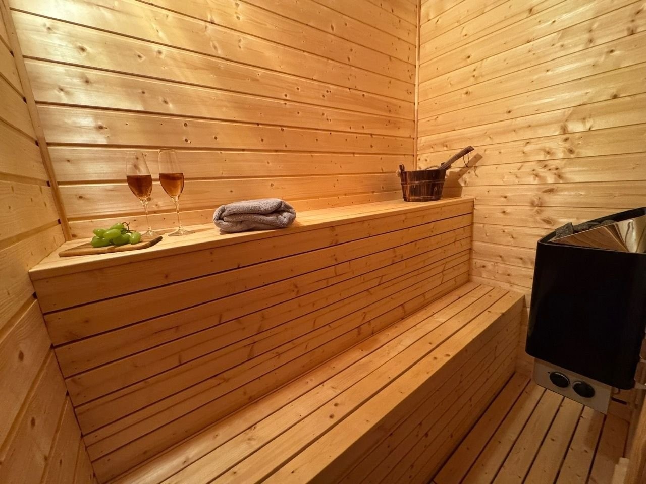 Nyt badstue etter skituren. Ovnen kan settes på i forkant med timer. Galleribilde