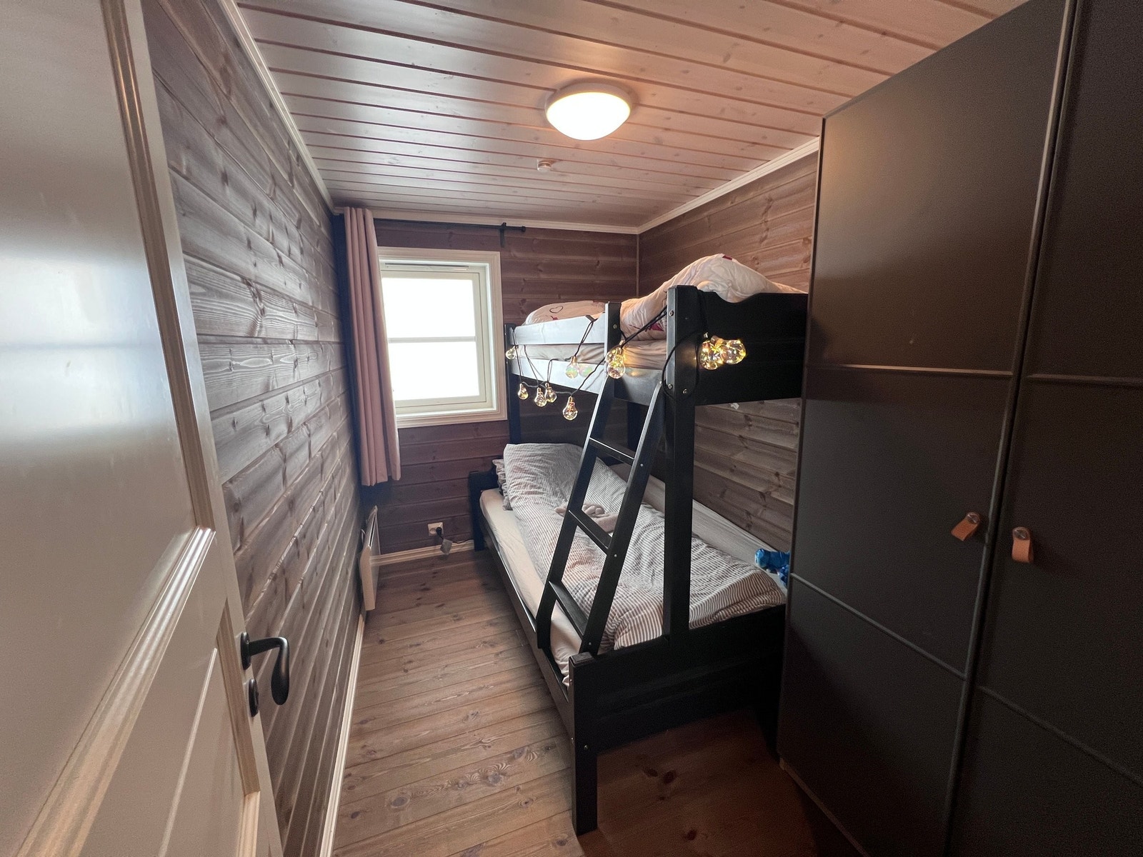 Ett av to like soverom med plass til familiekøye og garderobe. Galleribilde