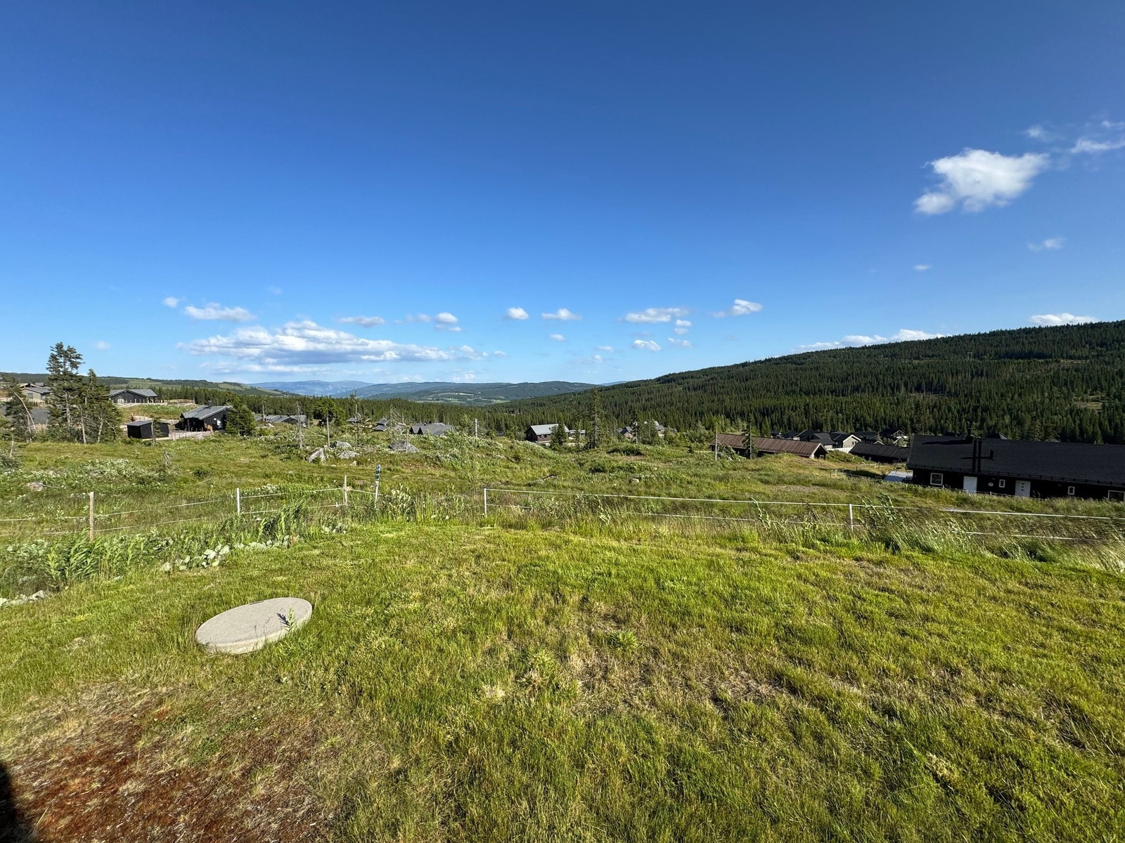 Utsikt til Hafjell i sommersol. Galleribilde