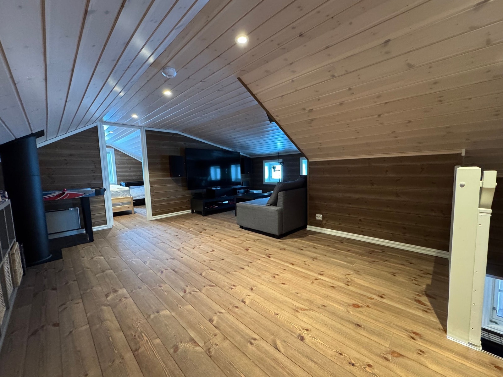 Svært romslig stue på hemsen har vært brukt som TV-stue og lekerom. Galleribilde