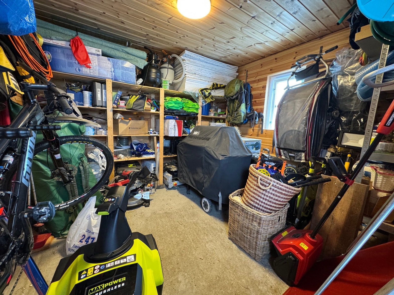 Fullisolert utvendig bod med strøm og oppvarming. Her er det plass til veldig mye, frostfri lagring. Galleribilde