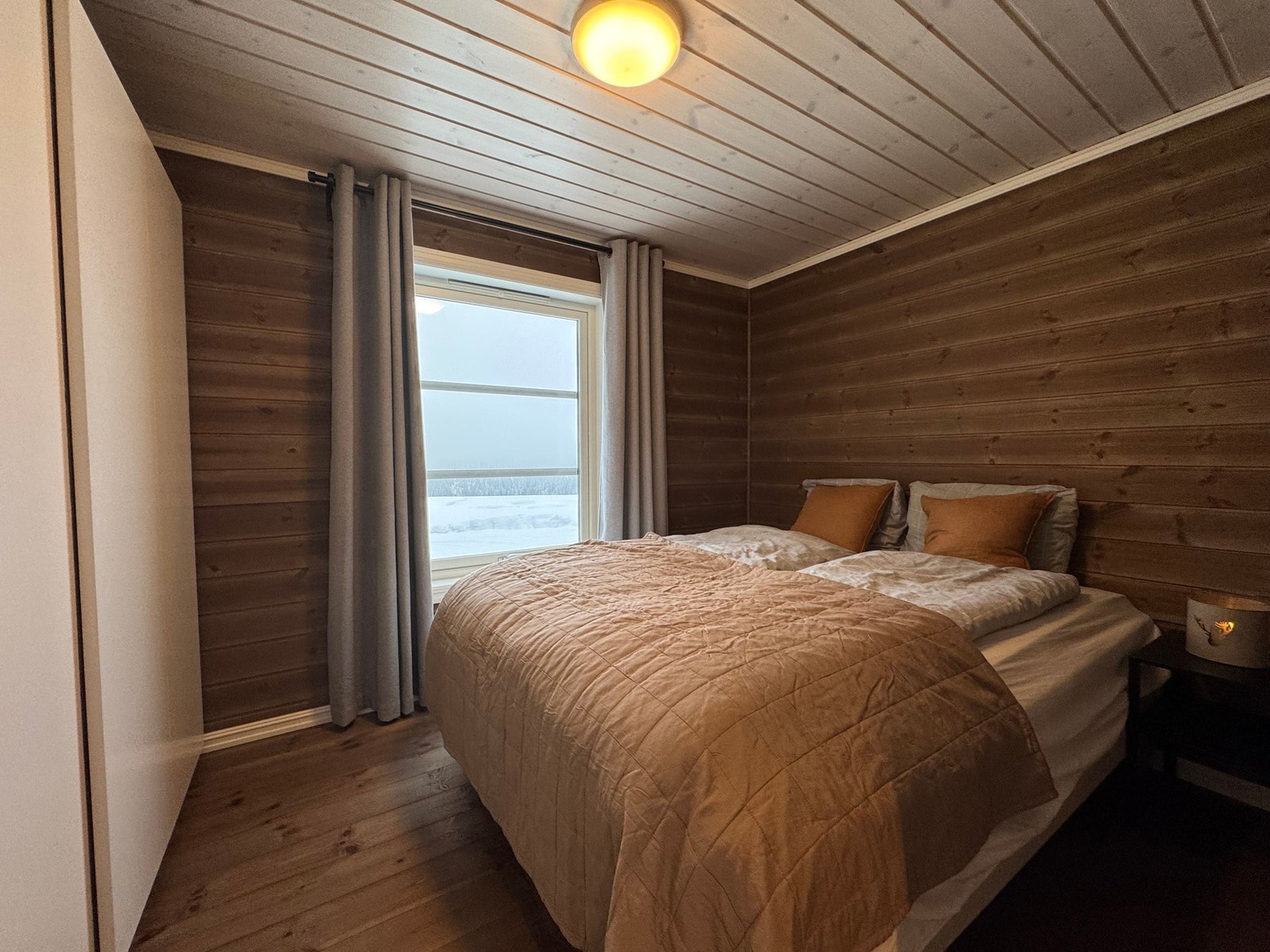 Stort hovedsoverom med god plass til dobbeltseng og skyvedørsgarderobe. Galleribilde