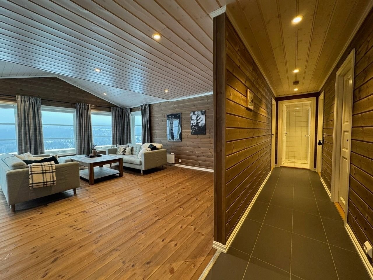 Godt skjermet soveromsavdeling med hovedsoverom, to mindre soverom og eget bad. Galleribilde