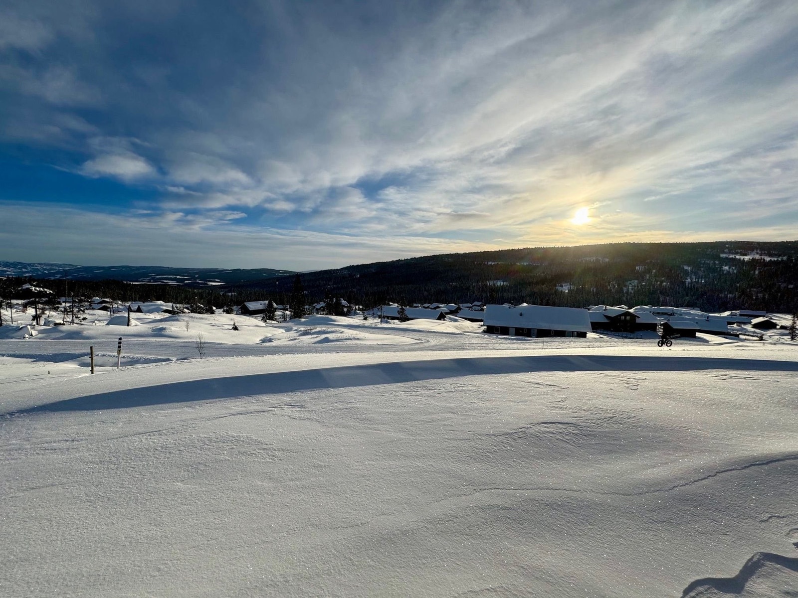 Utsikt sørover utover Slåseterlia hyttefelt og skiløypen rett nedenfor. Galleribilde