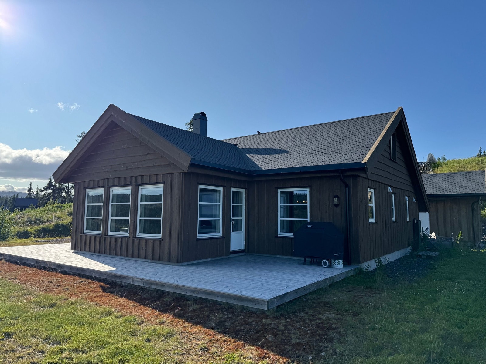 Terrassen har en del mot både øst og vest, og man kan velge om man vil sitte i solen, eller kjøle seg i skyggen. Galleribilde