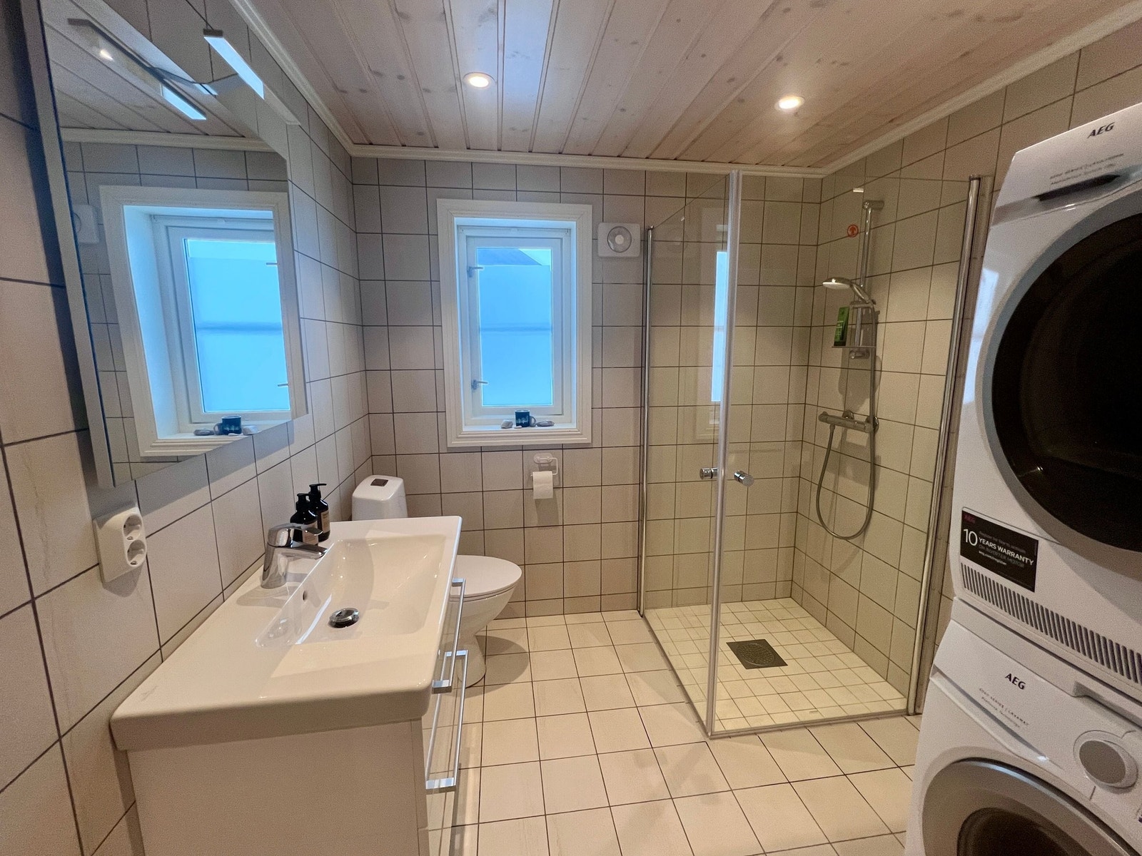 Gjestebad med plass til vaskemaskin. Galleribilde